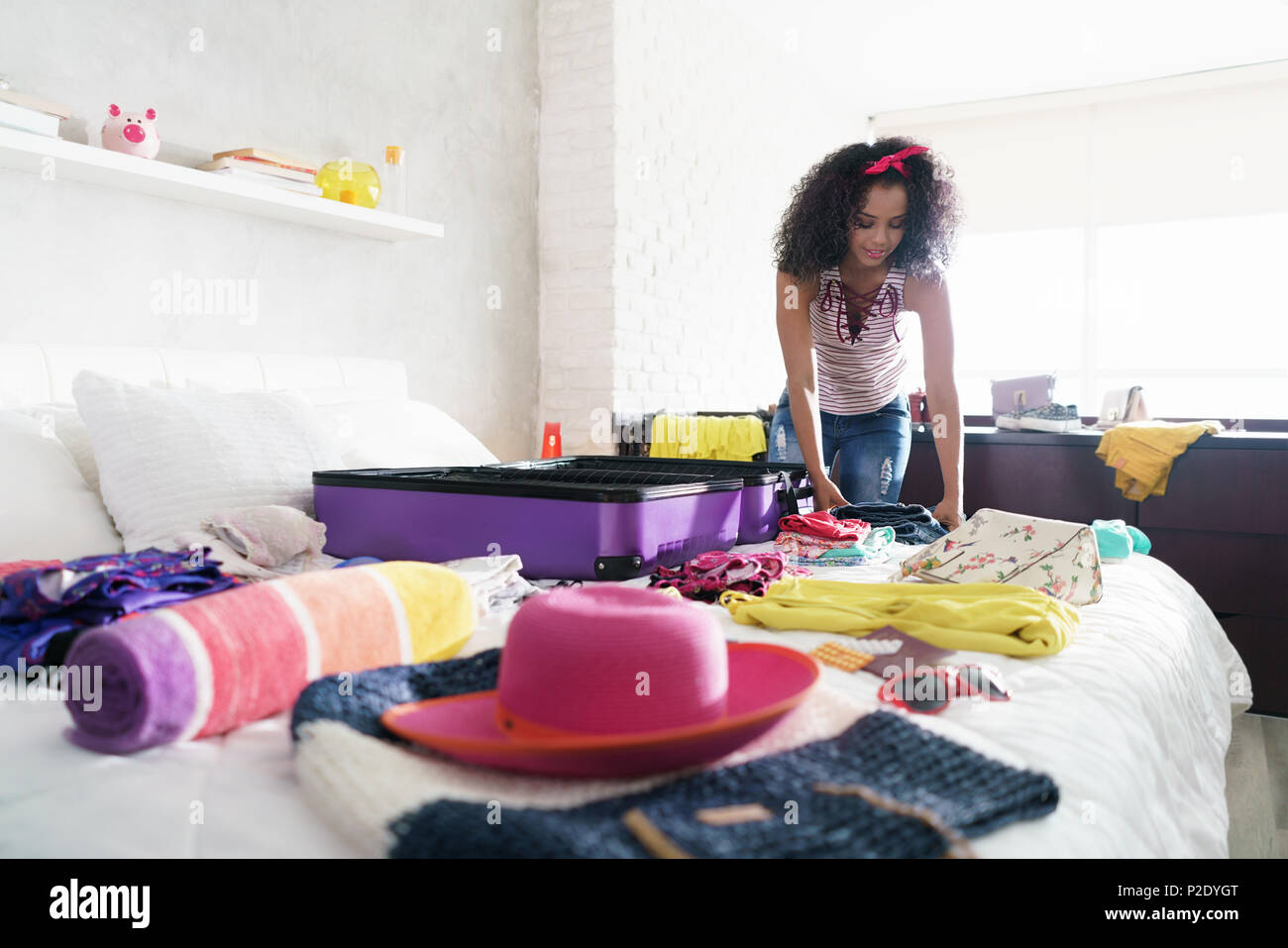 Jolie Jeune femme noire sacs d'emballage pour les vacances Banque D'Images