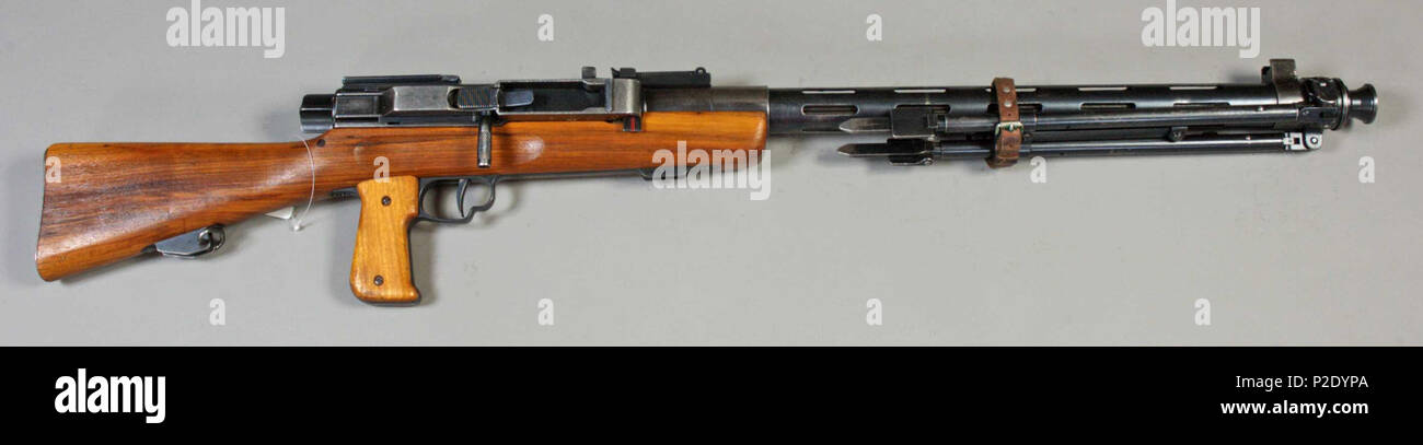 . Svenska : Samhörande nr är 511-599, 700-701 (532-536) : 1 kulsprutegevär gevärsrem, 1, 1 benstöd. Kaliber : 7,5 mm (patron m/1911). Eldhastighet : skott 450/minute. 26 mars 2012. Armémuseum (le Musée de l'armée suédoise) 21 Furrer M25 droit Banque D'Images