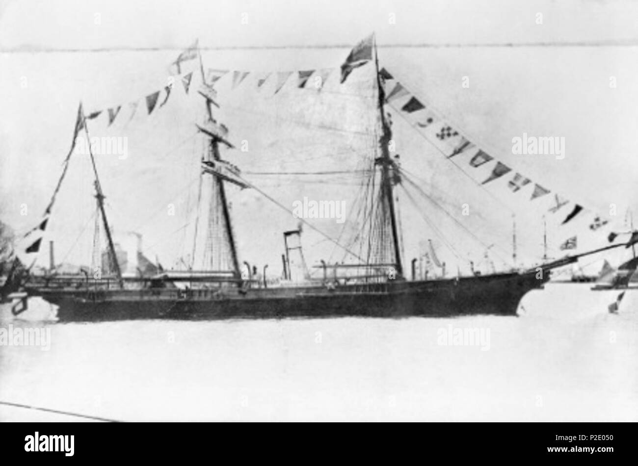 . AWM Légende : "Port Melbourne, Victoria. 1867-11. Le sloop VAPEUR VICTORIA (I) en montrant son côté tribord AVEC LE NAVIRE HABILLÉ ET LES CHANTIERS OUVERTE EN L'HONNEUR DU DUC D'ÉDIMBOURG, ce premier visiteur royal. Construit POUR LE GOUVERNEMENT DE LA COLONIE DE VICTORIA, VICTORIA (I) A ÉTÉ LE PREMIER NAVIRE DE GUERRE CONSTRUIT EN ANGLETERRE À L'ORDRE D'une colonie britannique. Lancé À LONDRES LE 1855-06-30 LE NAVIRE A ATTEINT VICTORIA LE 1856-05-31. Elle EXERCE LES FONCTIONS DANS PLUSIEURS RÔLES DANS LES EAUX australiennes et néo-zélandaises jusqu'à COMPLET DU SERVICE DE LA MARINE À LA FIN DES ANNÉES 1870 S. À partir de 1880, LE NAVIRE A TRAVAILLÉ COMME UNE OFFRE Banque D'Images