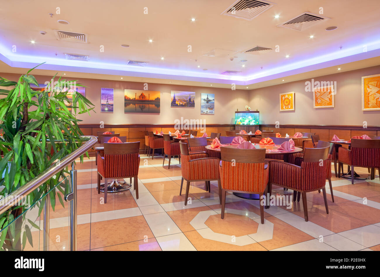 Moscou - Septembre 2014 : intérieur en style moderne du bar-restaurant 'Plaza' Fusion des Affaires indiennes et de la cuisine européenne Banque D'Images