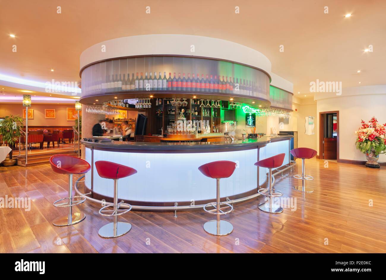 Moscou - Septembre 2014 : intérieur en style moderne du bar-restaurant 'Plaza' Fusion des Affaires indiennes et de la cuisine européenne. Comptoir du bar dans un style moderne Banque D'Images