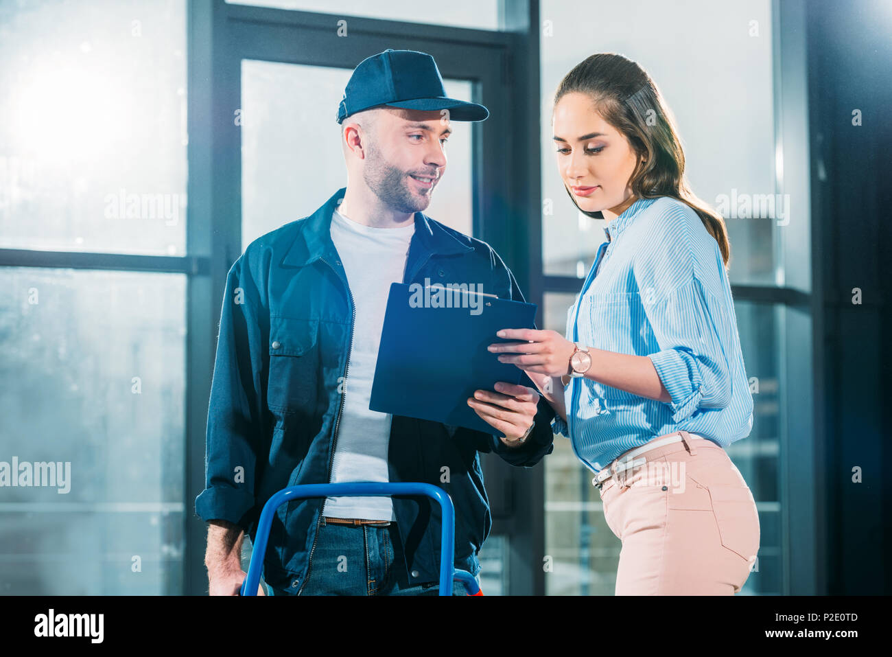 Femme debout à côté de la prestation de contrôle de l'eau courrier déclaration du fret Banque D'Images