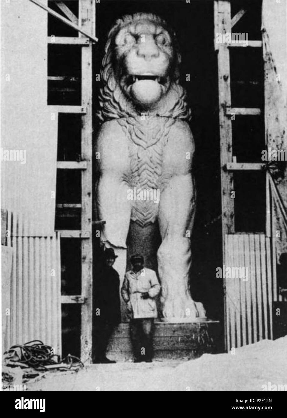 . Anglais : modèle en plâtre du lion d'Amphipolis utilisée pour modéliser les pièces manquantes, 1937. Titre original : Fig. 9 : modèle en plâtre du lion. Le Sculpteur M. Panagiotakes, dans le centre et M. Macumber de la société Monks-Ulen sur la gauche, 1937 (voir aussi page ? ? ? ? ? ? ? ? ? ? ? ? ? ?  ? ? ? ? ? ? ?  ? ? ?  ? ? ? ? ? ?  ? ? ?  ? ? ? ? ? ? ? ? ?, ? ? ?  ? ? ? ? ? ? ? ? ? ?  ? ? ?  ? ?  ? ? ? ? ? ? ? ? ? ?  ? ? ?  ? ?  ? ? ? ? ? ? ? ? ?  ? ?  ? ? ? ? ? ? ?  ? ? ?  ? ? ? ? ? ? ?, 1937 ?  ? ? ? ? ? ? ?  ?.  ? ? ? ? ? ? ? ? ? ? ? ?  ? ? ?  ? ? ? ? ? ?  ? ? ?  ?  ?. Macumber ? ? ? Société Monks-Ulen ? ? ? ? ? ? ? ? . 18 octobre 2014, 11:01:47. w:Oscar Broneer 42 modèle en plâtre du lion d'Amphipolis 1937 Banque D'Images