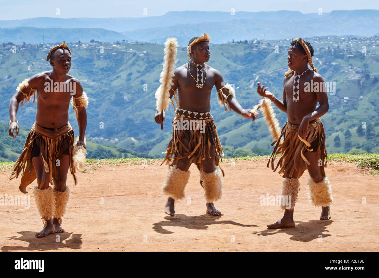 Zulu dancers performing au village culturel PheZulu au Kwazulu-natal Banque D'Images