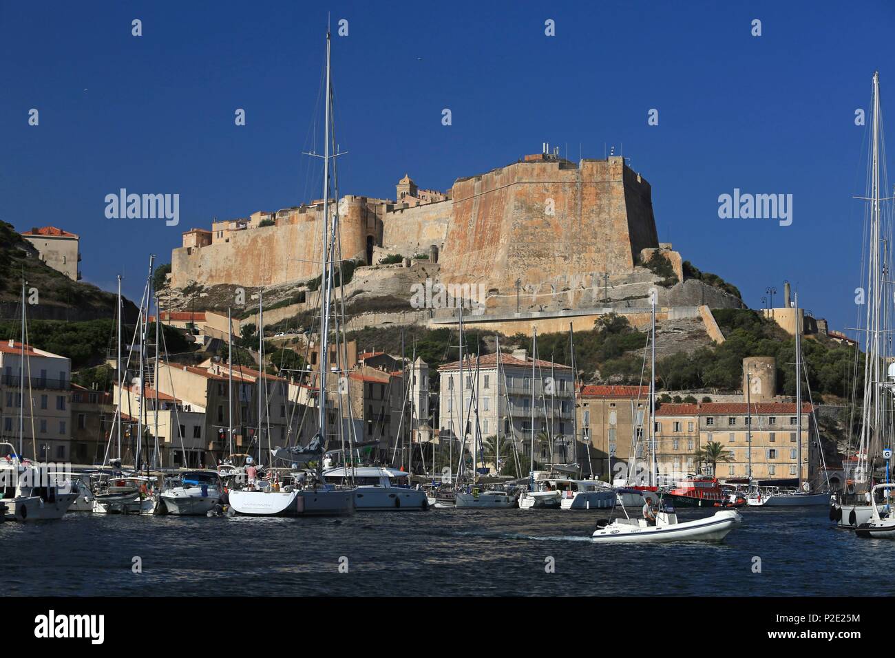 France, Corse du Sud, Bonifacio, les Bouches de Bonifacio, le port de Bonifacio et la citadelle en arrière-plan Banque D'Images