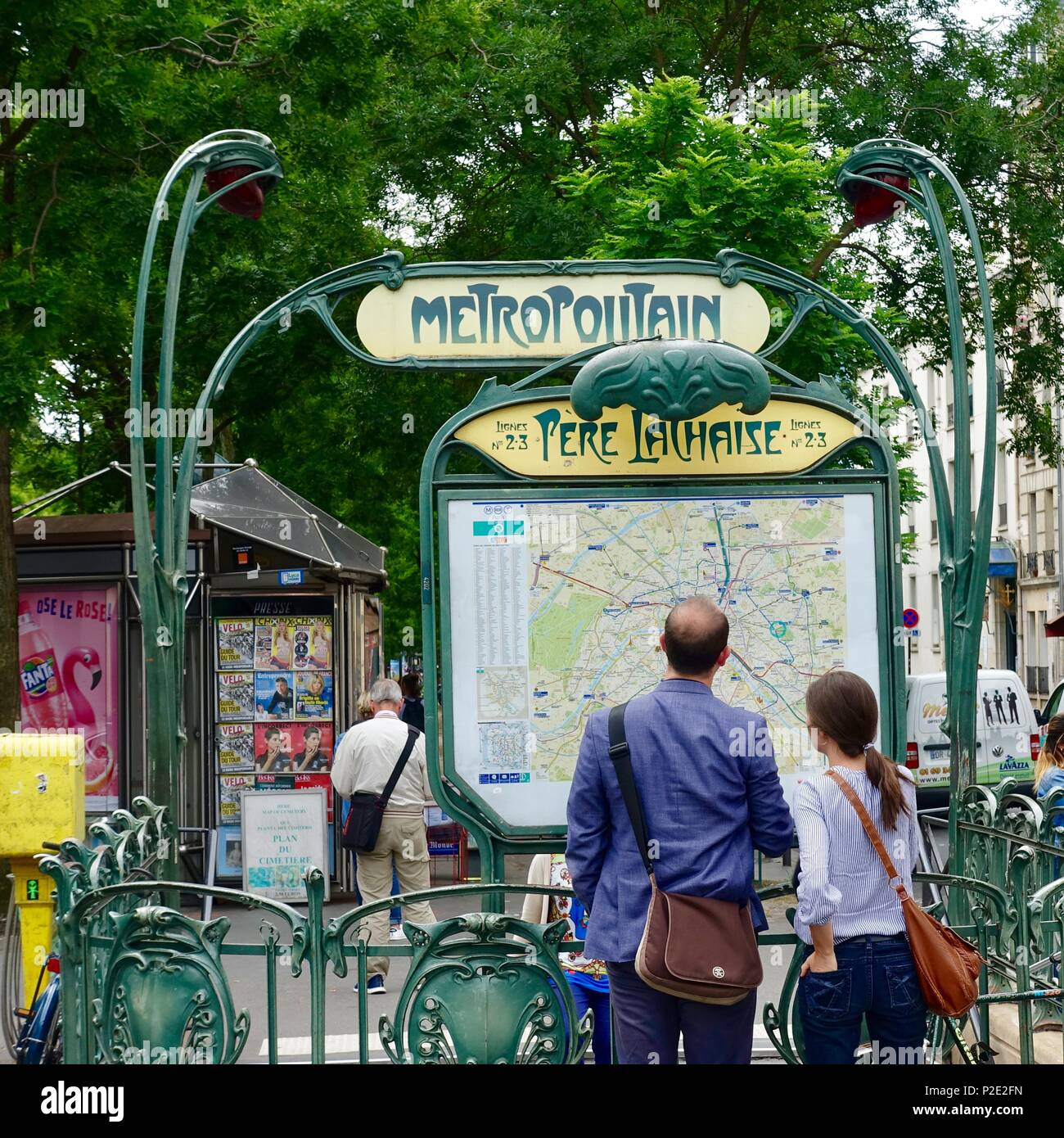 Couple Plan de ville à l'extérieur de la station de métro Père Lachaise, Paris, France Banque D'Images