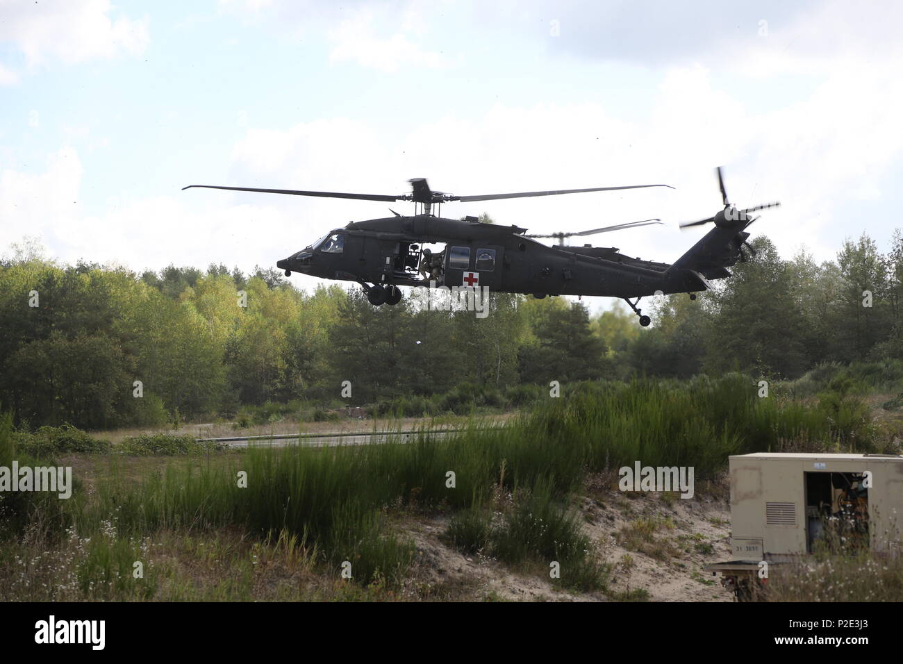 Les soldats du 2e bataillon du 501e Régiment d'aviation, 1re Division blindée de l'aviation de combat terrestre Brigade tout en menant des opérations simulées répondre à contacter dans le cadre de l'exercice Combined Résoudre VII à l'armée américaine dans le centre de préparation interarmées multinationale Hohenfels Allemagne, le 6 septembre 2016. Résoudre combiné VII est un 7e armée le commandement de l'instruction, de l'armée américaine l'Europe-dirigé, l'exercice en cours à l'Grafenwoehr Hohenfels et zones d'entraînement, le 8 août au 15 septembre 2016. L'exercice est conçu pour former les forces de l'armée affectés à l'échelle régionale pour les États-Unis en Europe. Résoudre combiné VII inclu Banque D'Images