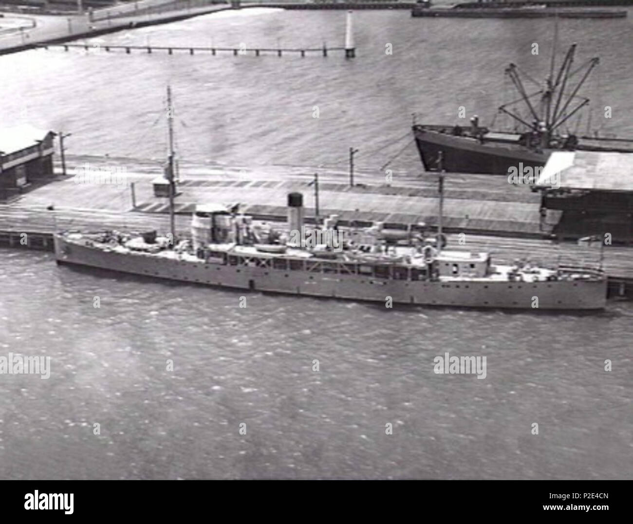 . Anglais : AWM Description : Port Melbourne, VIC. 1940-02-01. Eyrieal vue côté port de l'ancienne marine royale et s'sloop convoi navire enquête HMSA Moresby (I) (ex HMS Silvio) au cours de sa première période de service de la Seconde Guerre mondiale en tant qu'auxiliaire navire anti-sous-marines (1939-1940). Il est armé d'un canon de 4 pouces de profondeur et de rails et lanceurs de charge à l'arrière. Remarque La protection p[relative autour de l'avant de la superstructure. (Collection historique de la Marine) . 1 février 1942. Inconnu 25 HMAS Moresby 301056 Banque D'Images