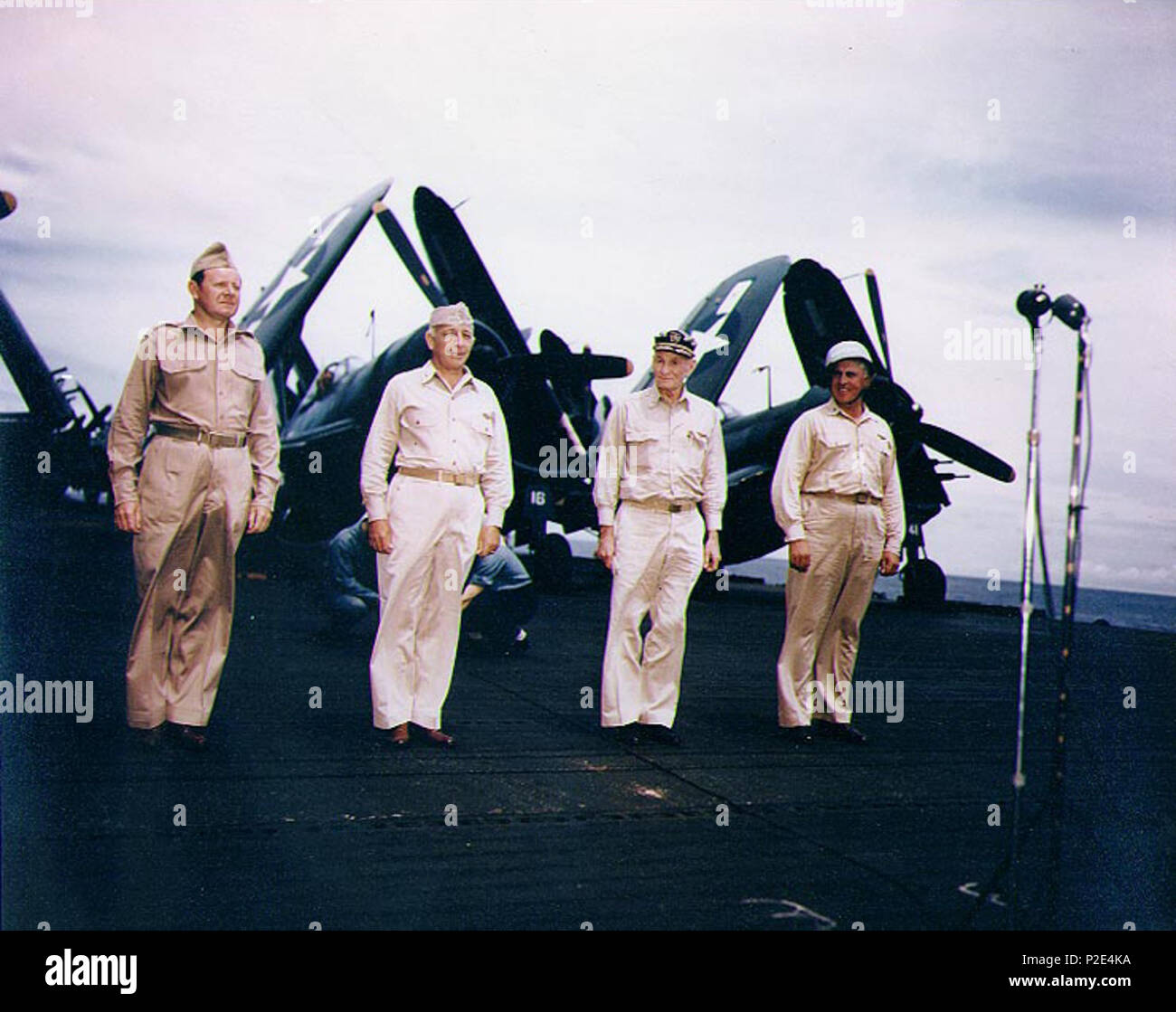 . La Marine américaine sous-secrétaire de la marine John L. Sullivan (à gauche) sur le pont du porte-avions USS Shangri-La (CV-38) dans l'ouest du Pacifique, au cours de ses cérémonies d'assermentation, le 2 juillet 1945. Avec lui sont (de gauche) : Le Vice-amiral Aubrey W. Fitch, Sous-chef des opérations navales de l'air ; le Vice-amiral John S. McCain, Commandant, Force opérationnelle 38 ; et le capitaine James D. Barner, Commandant de l'opérateur. . La NSU 27 J.L. Sullivan avec VAM McCain - Vam Fitch et Cpt Barner sur USS Shangri-La (CV-38) en 1945 Banque D'Images