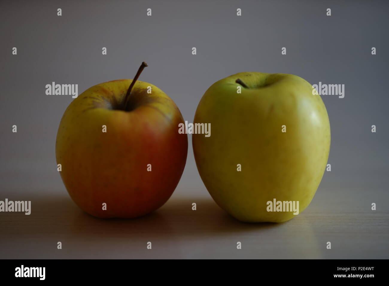 Deux pommes mûres sur une table Banque D'Images