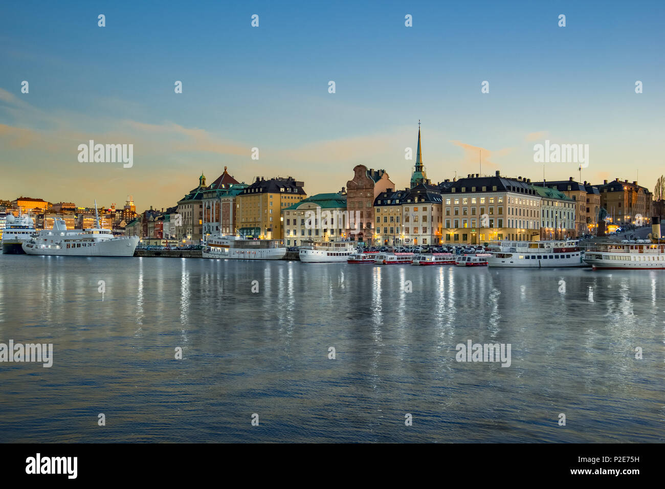 Nuit à Stockholm skyline avec ferry et bateau dans la ville de Stockholm, Suède. Banque D'Images