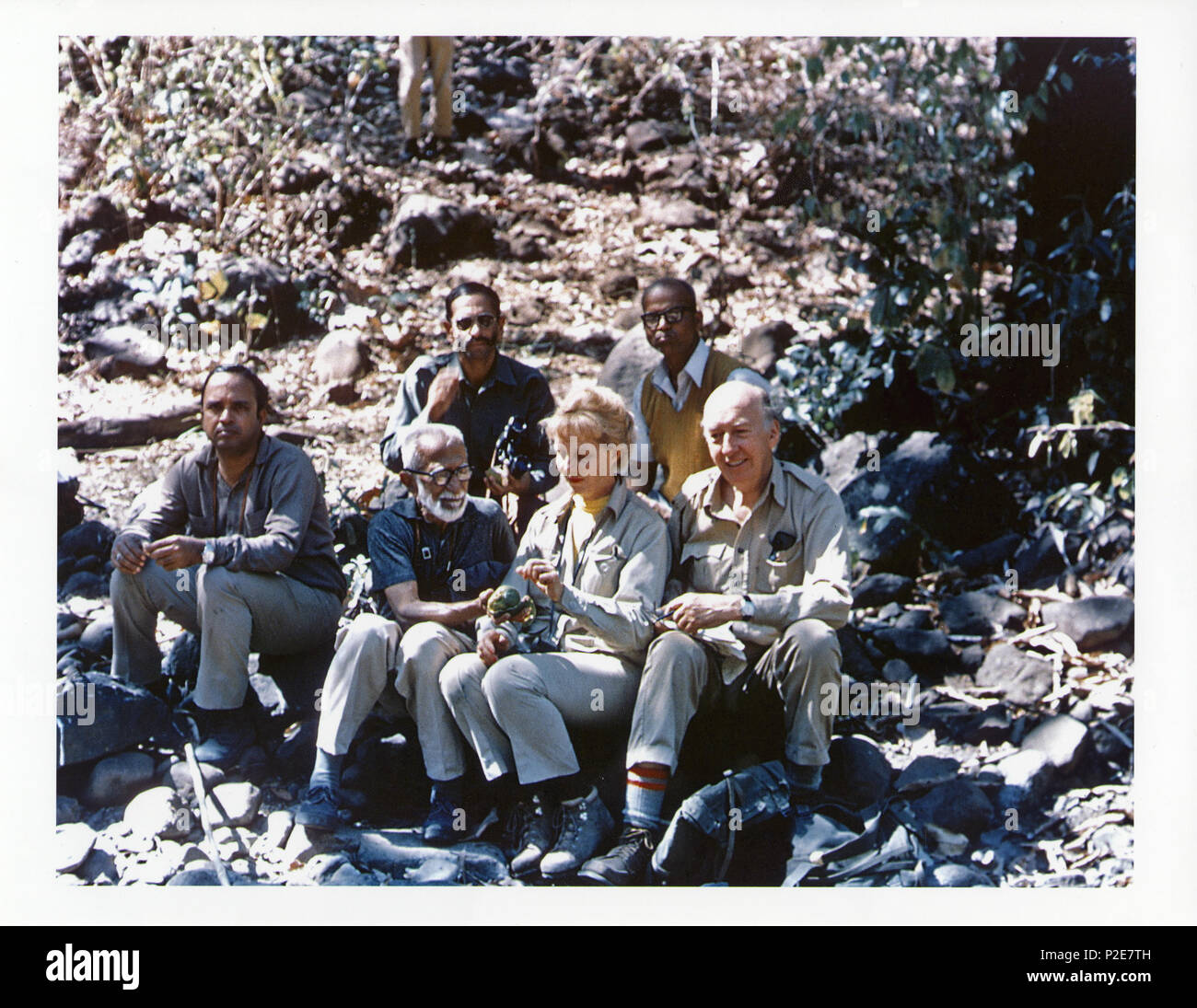 . En 1976 S. Dillon Ripley (1913-2001), ornithologue et huitième Smithsonian Secrétaire a fait un voyage en Inde afin de mener des recherches avec Salim Ali pour leur Guide des oiseaux de l'Inde et le Pakistan. De gauche à droite en première rangée : une personne non identifiée, Salim Ali (1896-1987), Ripley's épouse Mary Livingston Ripley (d. 1996), et Ripley s'asseoir sur une colline en Inde. De gauche à droite dans la rangée arrière : un homme tenant des jumelles, et M. P.B. Shekar, un spécialiste des collections de temps la Bombay Natural History Society, et un camp régulier membre de M. Ripley's expeditions en Inde. M. Ali est holding Banque D'Images