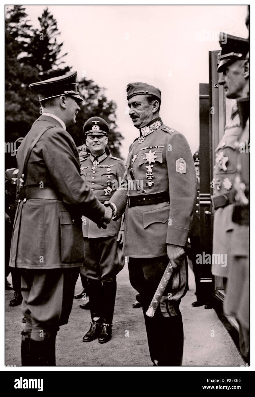 MANNERHEIM / HITLER en train de serrer la main avec Field Marshall Mannerheim avec le général Keitel derrière. Adolf Hitler a décidé de se rendre en Finlande le 4 juin 1942 pour féliciter Mannerheim pour son 75e anniversaire. Mannerheim ne voulait pas le rencontrer officiellement à Helsinki, car cela aurait semblé être une visite d'État. La réunion a eu lieu près d'Imatra, dans le sud-est de la Finlande, et a été organisée dans le secret. De l'aérodrome d'Immola, Adolf Hitler, accompagné du président Ryti, a été conduit à l'endroit où Field Marshall Mannerheim attendait une voie d'évitement ferroviaire. La réunion n'a pas été concluante... Banque D'Images