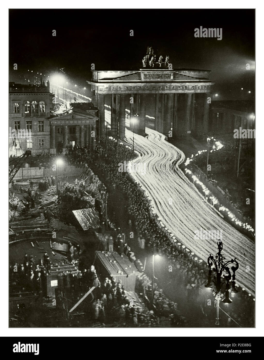 BERLIN 1936 NIGHT PARADE nazie retraite aux flambeaux à l'occasion du troisième anniversaire de la nomination d'Adolf Hitler comme chancelier, les Nazis ont organisé une procession aux flambeaux qui a été à l'occasion du rally trois ans plus tôt. "Le cortège triomphal à travers la Porte de Brandebourg, le 30 janvier 1933' est le titre de cette photographie au NSDAP journal nazi Volkischer Beobachter, le 31 janvier 1936. Banque D'Images