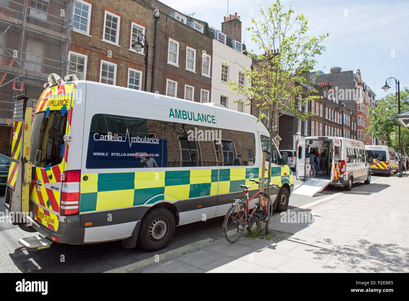Les ambulances, y compris l'ambulance privée Cartello, stationné dans la rue Great Ormond Egland Londres Grande-bretagne UK Banque D'Images