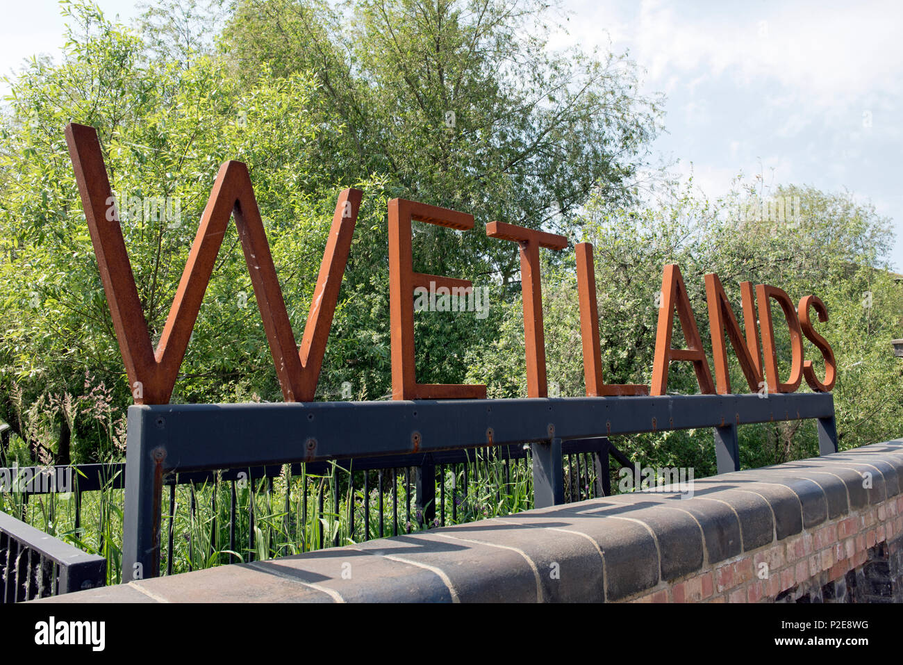 Les zones humides signent en fer rouillé à l'extérieur du réservoir Walthamstow Wetlands, centre urbain de zones humides géré par le London Wildlife Trust, London Boroug Banque D'Images