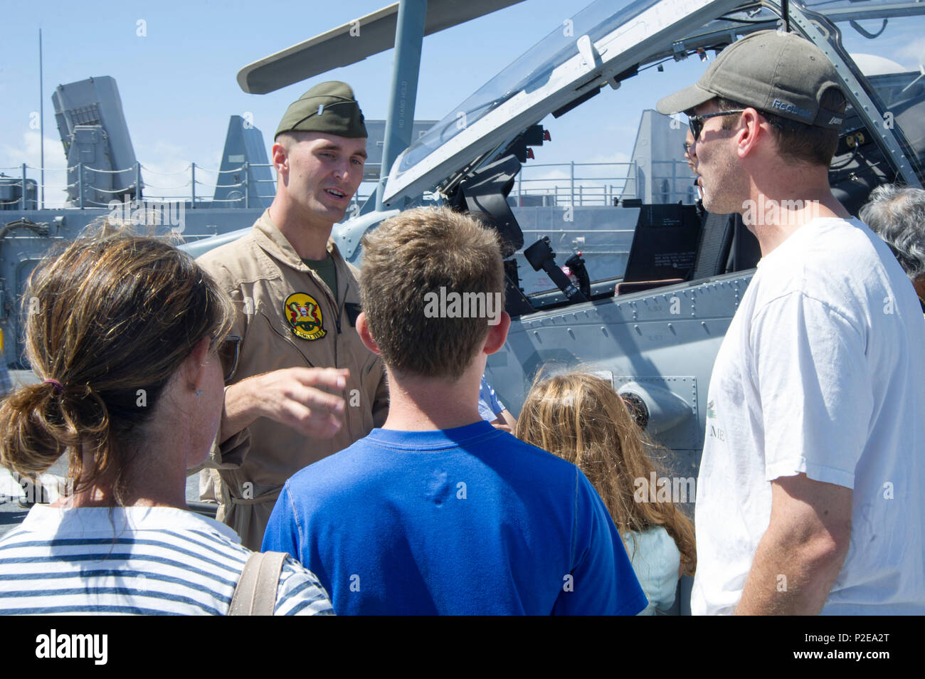 160905-N-FO981-076 SAN PEDRO, Californie (sept. 5, 2016) - 1er lieutenant du Corps des Marines américain Thomas Bennett, affecté à l'Escadron d'hélicoptères d'attaque légère Marine 369, explique les capacités de l'hélicoptère Cobra AH-1Z aux résidents de Los Angeles touring de débarquement amphibie USS America (LHA 6), au cours de la première semaine de la flotte de Los Angeles. La semaine de la flotte offre au public l'occasion de visiter les navires, rencontrez marins, marines, et des membres de la Garde côtière et d'acquérir une meilleure compréhension de la façon dont la mer services support la défense nationale des États-Unis et de la liberté des mers. (U.S. Photo de la marine Banque D'Images