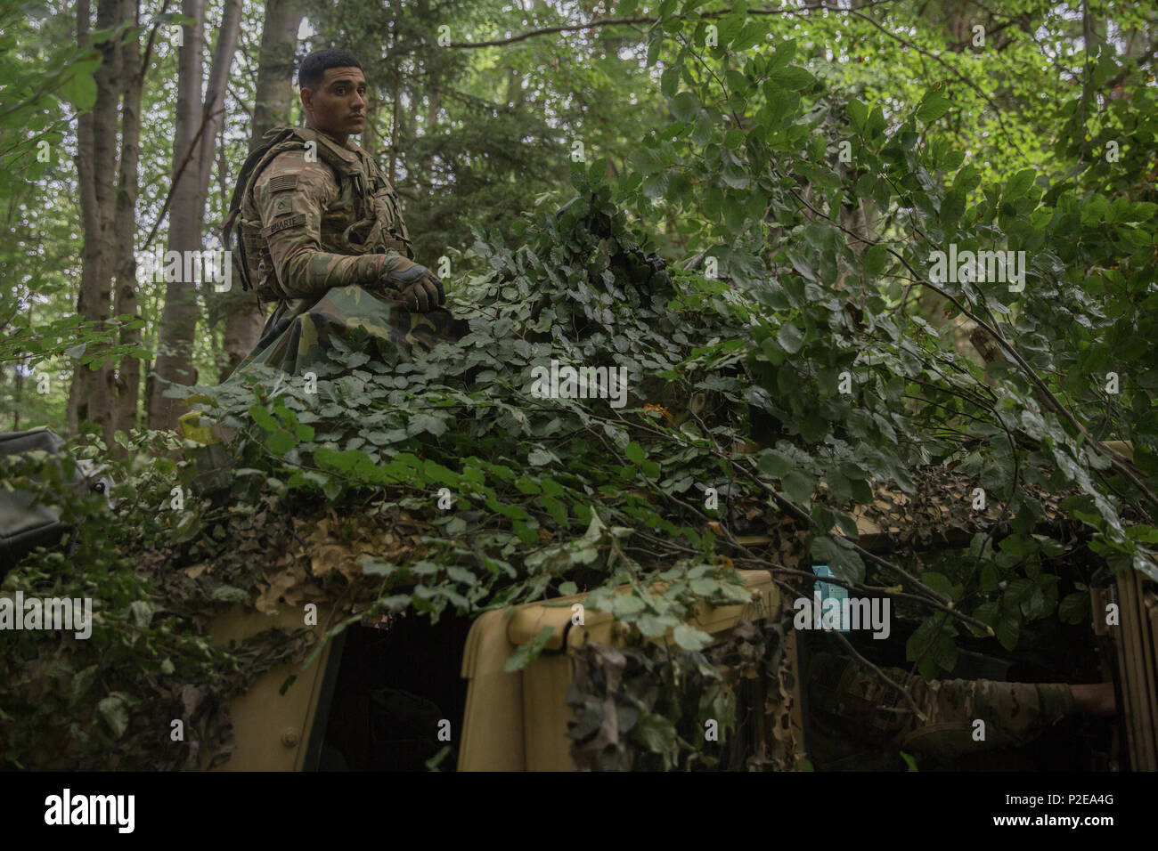 Les soldats de l'armée américaine de bataillon du génie de la Brigade camoflages humve preperations tout en menant dans le cadre de l'exercice Combined Résoudre VII à l'armée américaine dans le centre de préparation interarmées multinationale Hohenfels Allemagne, le 5 septembre 2016. Résoudre combiné VII est un 7e armée le commandement de l'instruction, de l'armée américaine l'Europe-dirigé, l'exercice en cours à l'Grafenwoehr Hohenfels et zones d'entraînement, le 8 août au 15 septembre 2016. L'exercice est conçu pour former les forces de l'armée affectés à l'échelle régionale pour les États-Unis en Europe. Résoudre combiné VII comprend plus de 3 500 participants de 16 pays de l'OTAN et partenaire européen n Banque D'Images