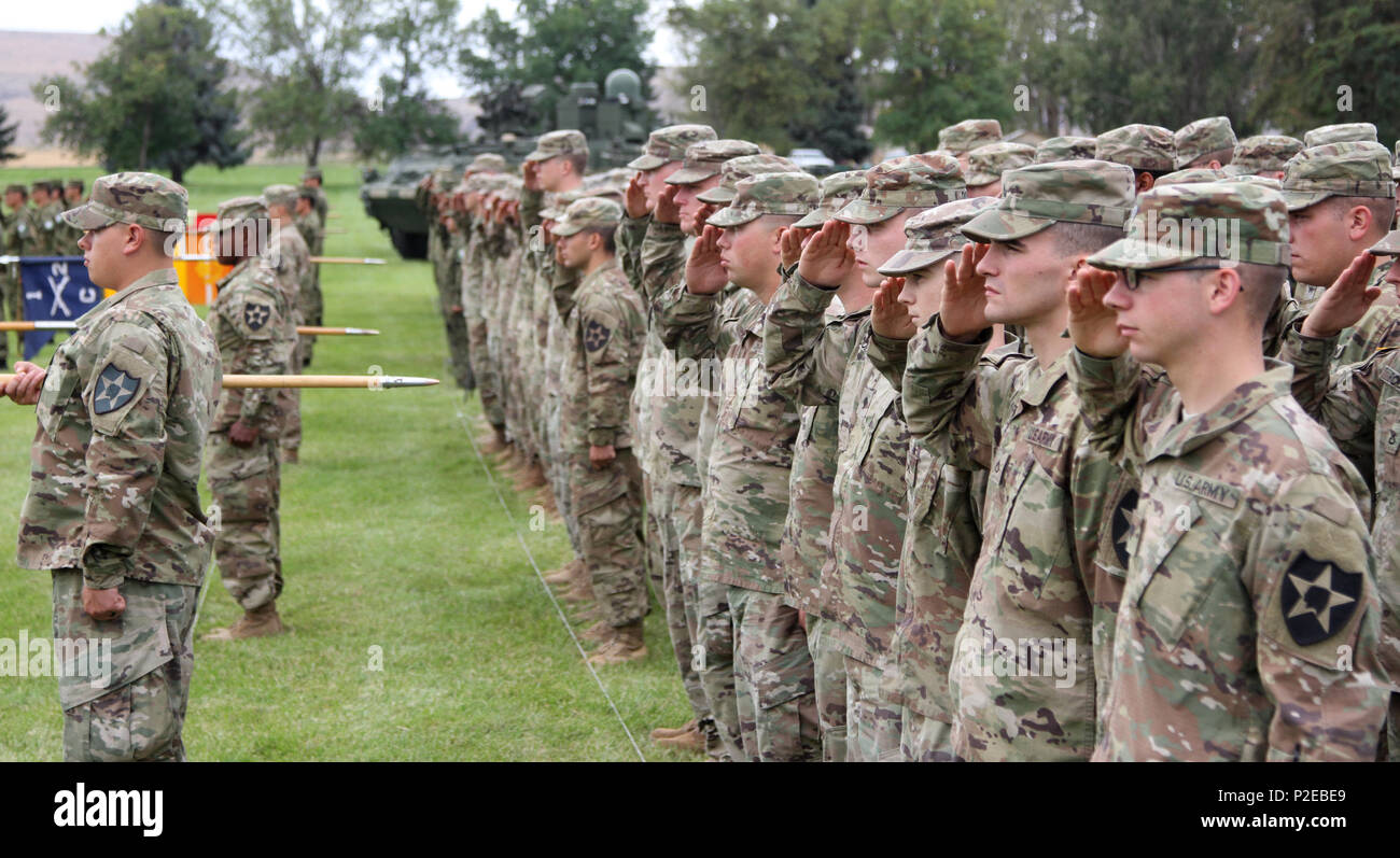 Centre de formation de Yakima, Washington - Des soldats du 2e Bataillon, 1e Régiment d'infanterie, 2-2 Stryker Brigade Combat Team, 7e Division d'infanterie, et le 12e Régiment, le Japon d'autodéfense au sol, saluer les hymnes nationaux des pays lors de la cérémonie d'ouverture de la 23e hausse du Thunder à Yakima, Washington, Centre de formation le 6 septembre. Rising Thunder fait partie des voies du Pacifique, qui est conçu pour accroître l'interopérabilité entre les pays partenaires. (U.S. Photo de l'armée par le sergent. Steven Schneider, 5ème MPAD) Banque D'Images