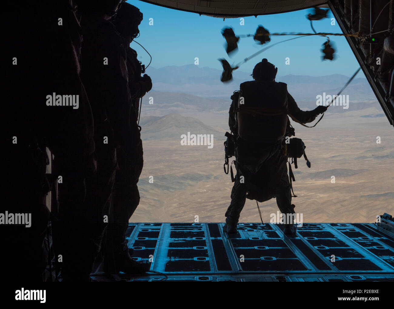 Le s.. Benjamin Cole, 83e Escadron de sauvetage expéditionnaire, pararescueman se prépare à sauter d'un C-130J Super Hercules rampe durant un exercice de récupération, l'aérodrome de Bagram, en Afghanistan, 03 Septembre, 2016. Le QRE 83e participe à un scénario réel des exercices afin de maintenir les normes de préparation et de démontrer les capacités de récupération du personnel du théâtre. (U.S. Photo de l'Armée de l'air par la Haute Airman Justyn M. Freeman) Banque D'Images