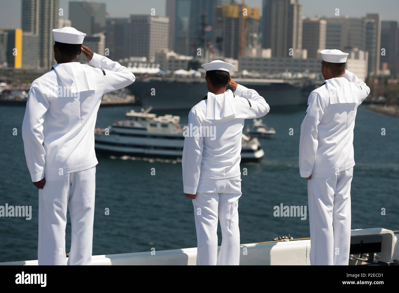 160910-N-YT019-206 SAN DIEGO (sept. 10, 2016) - Les Marins affectés au navire d'assaut amphibie USS America (LHA 6) salute USS Midway (CV 41) au cours de la semaine de San Diego's Parade de navires. L'Amérique est de retour à son port d'attache à la base navale de San Diego après avoir participé à la toute première semaine de Los Angeles. La semaine de la flotte offre au public l'occasion de visiter les navires, rencontrez marins, marines, et des membres de la Garde côtière et d'acquérir une meilleure compréhension de la façon dont le service en mer à soutenir la défense nationale des États-Unis et de la liberté des mers. (U.S Navy photo de spécialiste de la communication de masse S Banque D'Images