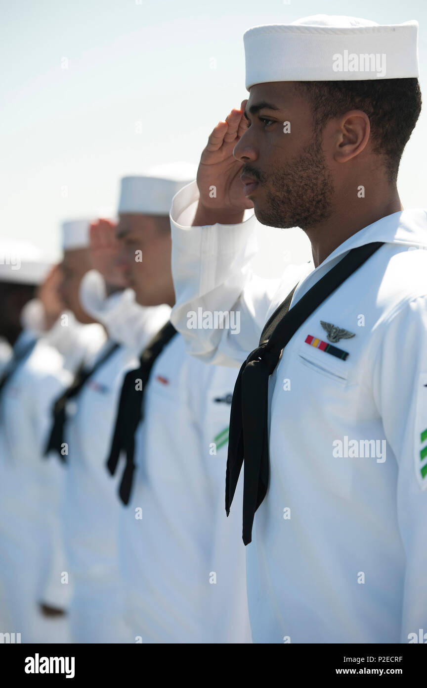 160910-N-YT019-204 SAN DIEGO (sept. 10, 2016) Les marins affectés au navire d'assaut amphibie USS America (LHA 6) l'homme les rails au cours de la semaine de San Diego's Parade de navires. L'Amérique est de retour à son port d'attache à la base navale de San Diego après avoir participé à la toute première semaine de Los Angeles. La semaine de la flotte offre au public l'occasion de visiter les navires, rencontrez marins, marines, et des membres de la Garde côtière et d'acquérir une meilleure compréhension de la façon dont le service en mer à soutenir la défense nationale des États-Unis et de la liberté des mers. (U.S Navy photo by Mass Communication Specialist Seaman Joshua Banque D'Images