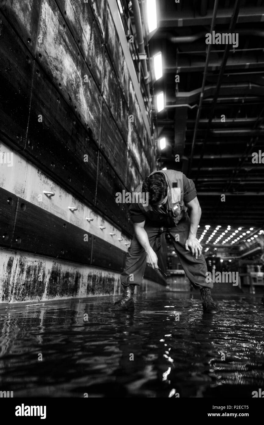 160911-N-JH293-029 OCÉAN PACIFIQUE (sept. 11, 2016) Maître de Manœuvre Seaman Emmanuel Castro, de Lone Pine, en Californie, prend un morceau de débris dans le pont du coffre de la cale de transport amphibie USS Green Bay (LPD 20). Green Bay, partie de la groupe expéditionnaire Bonhomme Richard, opère dans le domaine de la 7ème Flotte américaine des opérations à l'appui de la sécurité et de la stabilité dans la région du Pacifique-Indo-Asia. (U.S. Photo par marine Spécialiste de la communication de masse 1re classe Chris Williamson/libérés) Banque D'Images