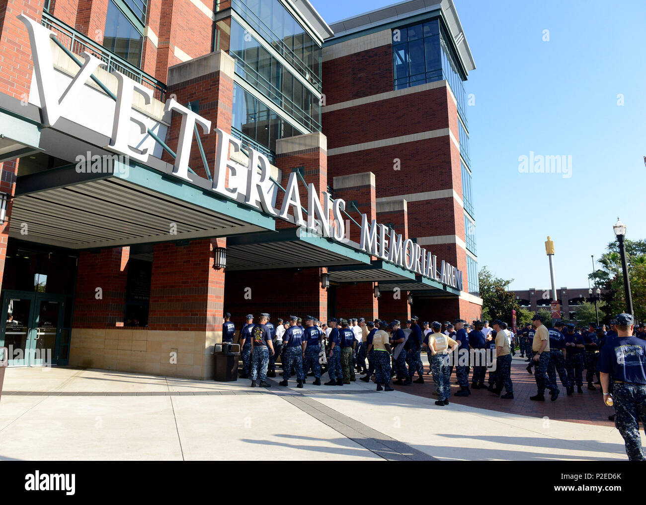 160907-N-pp197-146 JACKSONVILLE, Floride (sept. 7, 2016) - Premier maître, chef de harem et les retraités dans la Jacksonville Veterans Memorial Arena lors de la troisième édition annuelle de premier maître de la Journée de la fierté. Le pm la journée de la fierté 2016 a accueilli plus de mille premier maître, chef de harem et les retraités de la région. (U.S. Photo par marine Spécialiste de la communication de masse 1re classe Stacy D. Laseter/ libéré) Banque D'Images