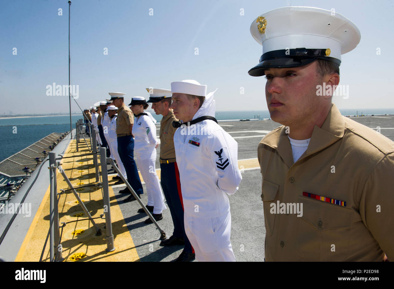 160910-N-JH668-267 SAN DIEGO (sept. 10, 2016) - marins et Marines à bord du navire d'assaut amphibie USS America (LHA 6) l'homme les rails au cours de la semaine de San Diego's Parade de navires. L'Amérique est de retour à son port d'attache à la base navale de San Diego après avoir participé à la toute première semaine de Los Angeles. La semaine de la flotte offre au public l'occasion de visiter les navires, rencontrez marins, marines, et des membres de la Garde côtière et d'acquérir une meilleure compréhension de la façon dont le service en mer à soutenir la défense nationale des États-Unis et de la liberté des mers. (U.S Navy photo by Mass Communication Specialist 3e cl Banque D'Images