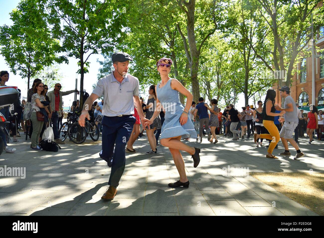 France, Haute Garonne, Toulouse, Garonne banques, dimanche après-midi sur la Place St-Pierre, danse Banque D'Images