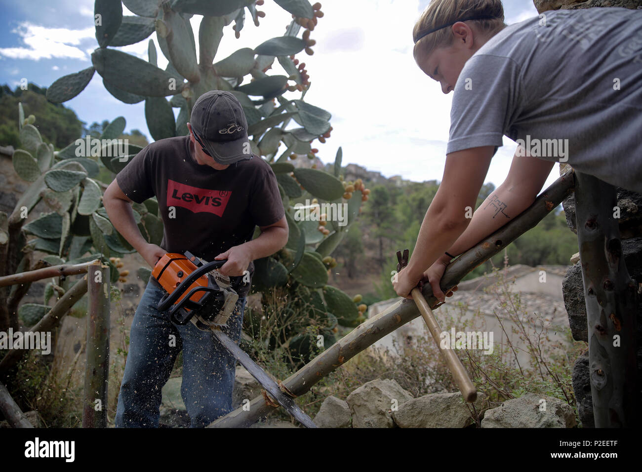 Lance le Cpl. Raymond Dillworth, ingénieur de combat avec des air-sol marin crise Response-Africa Task Force, réduit un piquet avec une tronçonneuse dans Vizzini, Sicile, 7 septembre 2016. Les marines se sont portés volontaires pour nettoyer un lieu historique local et construire des clôtures pendant un projet de relations communautaires. (U.S. Marine Corps photo par le Cpl. Alexander Mitchell/libérés) Banque D'Images