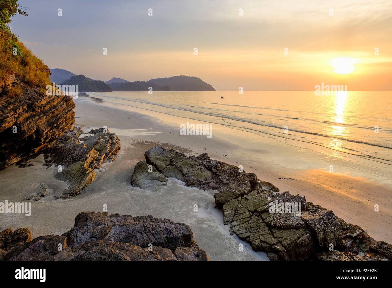 La Thaïlande, province de Phang Nga, Parc national marin de Tarutao, Ko Tarutao island, Ao Jak plage au coucher du soleil Banque D'Images