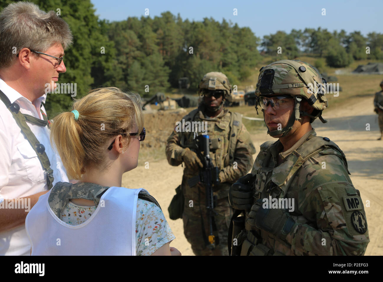 Un soldat américain, à droite, de la 89e Brigade de police militaire parle avec les civils des jeux de rôle personnel médical tout en menant un travail sur le scénario de formation de la force au cours de l'exercice Combined Résoudre VII à l'armée américaine dans le centre de préparation interarmées multinationale Hohenfels Allemagne, le 11 septembre 2016. Résoudre combiné VII est un 7e armée le commandement de l'instruction, de l'armée américaine l'Europe-dirigé, l'exercice en cours à l'Grafenwoehr Hohenfels et zones d'entraînement, le 8 août au 15 septembre 2016. L'exercice est conçu pour former les forces de l'armée affectés à l'échelle régionale pour les États-Unis en Europe. Résoudre combiné VII comprend Banque D'Images