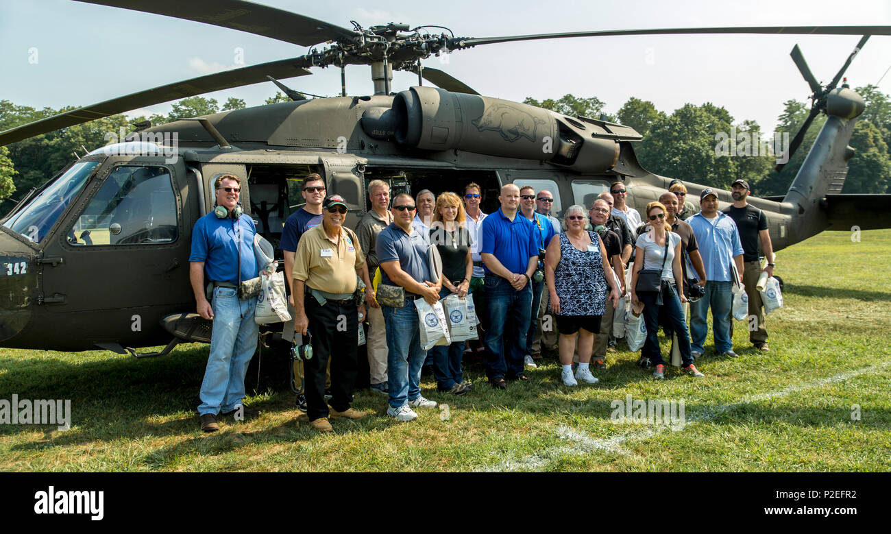 Les employeurs civils des soldats de la Garde nationale posent pour une photo de groupe avec un UH-60 Blackhawk exploité par une Co., 3e bataillon du 142e Bataillon d'hélicoptères d'assaut, à la conclusion d'un employeur l'appui de la Garde côtière canadienne et réserver 'Boss' levage 10 septembre 2016, au Camp Smith Lieu de formation à Cortlandt, N.Y.Le patron programme Lift, géré par l'employeur l'appui de la Garde côtière canadienne et réserver (ESGR), invite les employeurs d'entreprises qui emploient des gardes nationaux, ou des employeurs potentiels, de passer une journée à travailler avec des soldats de comprendre ce que leurs employés les week-end et de forage services implique. (U.S. Na de l'armée Banque D'Images