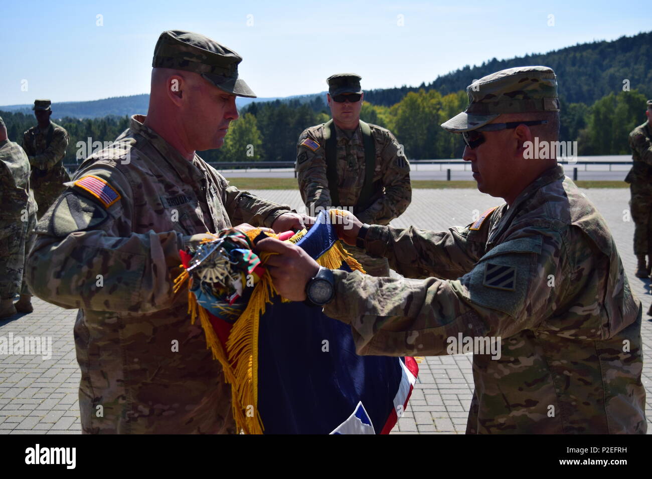 Le colonel Phil Brooks (à gauche), le commandant pour la 1st Armored Brigade Combat Team, 3e Division d'infanterie, et le Sgt Commande. Le major James Wafe (droite) de la brigade de l'enrôle senior advisor, le cas des couleurs de la brigade au cours d'une cérémonie à Hohenfels Domaine de formation, l'Allemagne le 15 septembre. La cérémonie marque la fin de la brigade est temps que la force régionale alloués pour les États-Unis en Europe. (U.S. Photo de l'armée par la CPS. Ryan Tatum) Banque D'Images