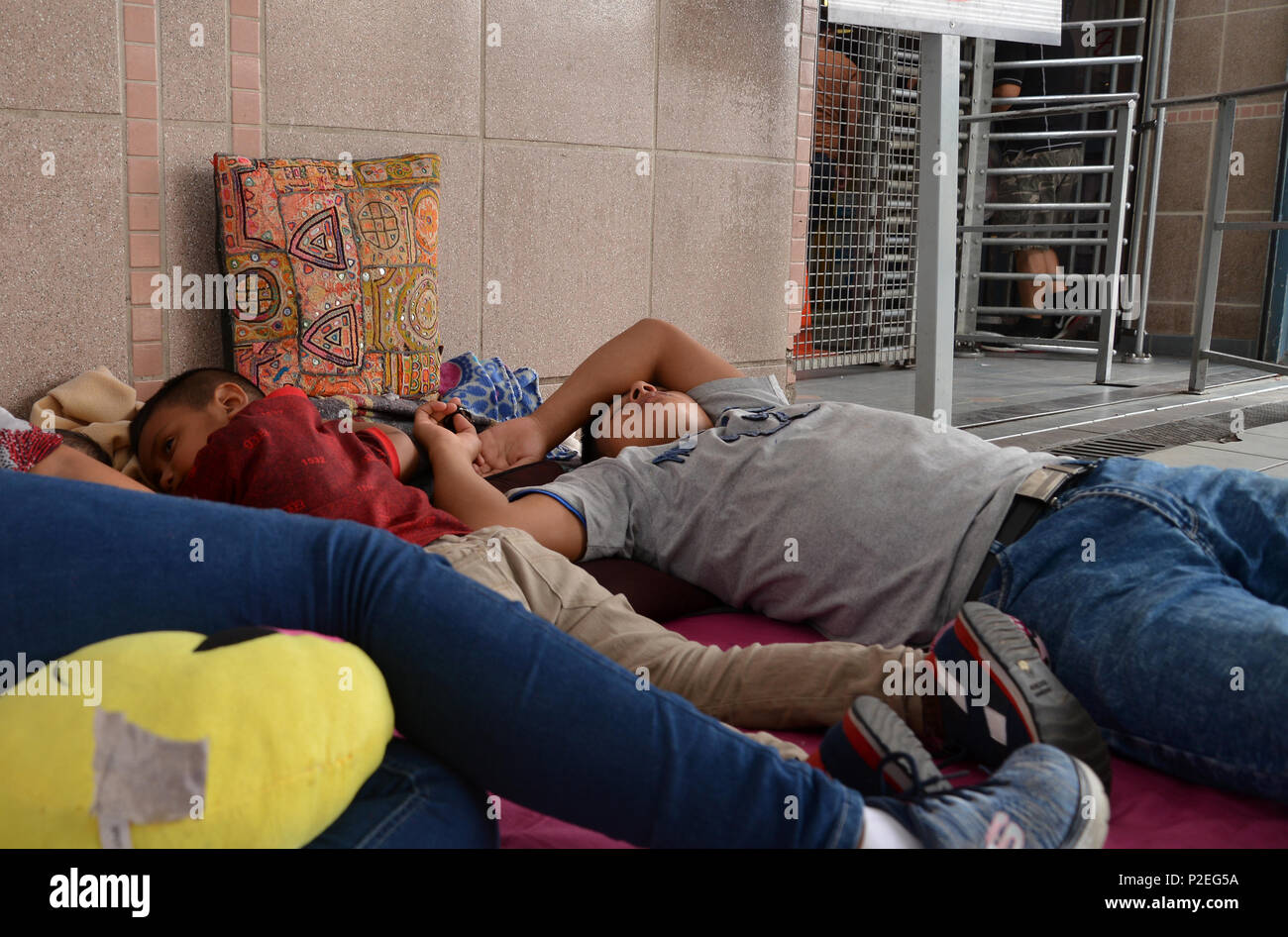 Famille au Guatemala et au Mexique en quête d'asile aux États-Unis pendant plusieurs jours d'attente au point d'entrée à Nogales, Sonora, Mexique pour nous offic Banque D'Images