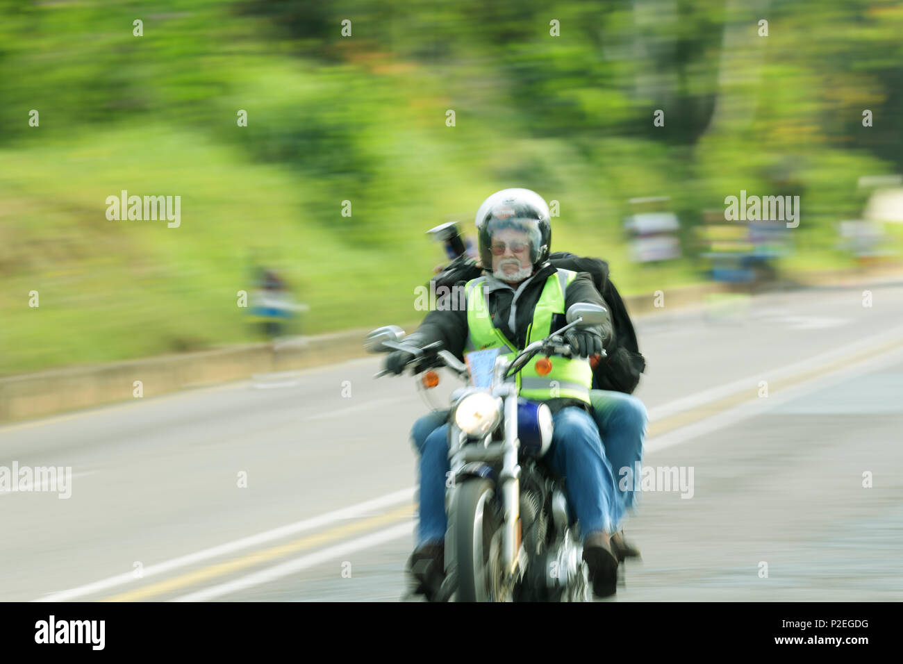 Durban, le KwaZulu-Natal, Afrique du Sud, pilote moto, Vêtements haute visibilité, le transport photographe, 2018 marathon de camarades, flou, les gens Banque D'Images