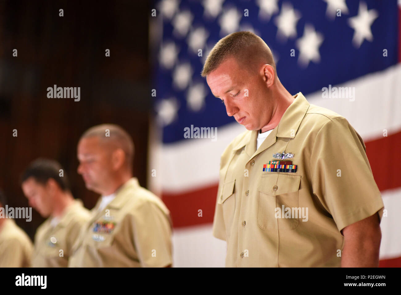 160916-N-KF478-922 Corpus Christi, Texas (sept. 16, 2016) Chef Gunner's Mate (Surface Warfare) Jonathon W. Stewart, originaire de Kansas City, Missouri affecté à une clinique de santé navale Corpus, au cours de l'exercice17 premier maître de cérémonie l'épinglage (CPO) à la Naval Air Station Corpus Christi Auditorium ailes 16 septembre 2016. Cinq Corpus Christi-salon marins ont enfilé l'uniforme kaki et combinaison couvre pour la première fois dans une tradition propre à la Marine, qui remonte à 1893 lorsque l'équipe Confidentialité paygrade a été créé. La cérémonie signifie une nouvelle position de leadership et de responsabilité pour les Nav Banque D'Images