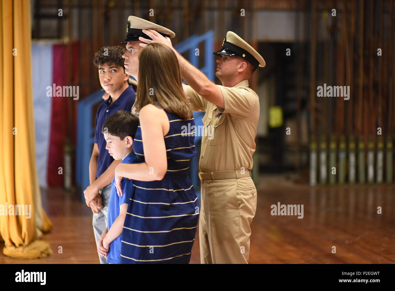 160916-N-KF478-946 Corpus Christi, Texas -- Mécanicien en chef Dennis Bundy, originaire d'Eureka, Nevada affectés à la Réserve navale Centre de soutien opérationnel Corpus Christi avec ses proches tout en recevant son chapeau de son parrain au cours de l'AF17 le premier maître de cérémonie l'épinglage (CPO) à la Naval Air Station Corpus Christi Auditorium ailes 16 septembre 2016. Cinq Corpus Christi-salon marins ont enfilé l'uniforme kaki et combinaison couvre pour la première fois dans une tradition propre à la Marine, qui remonte à 1893 lorsque l'équipe Confidentialité paygrade a été créé. La cérémonie signifie une nouvelle position de le Banque D'Images