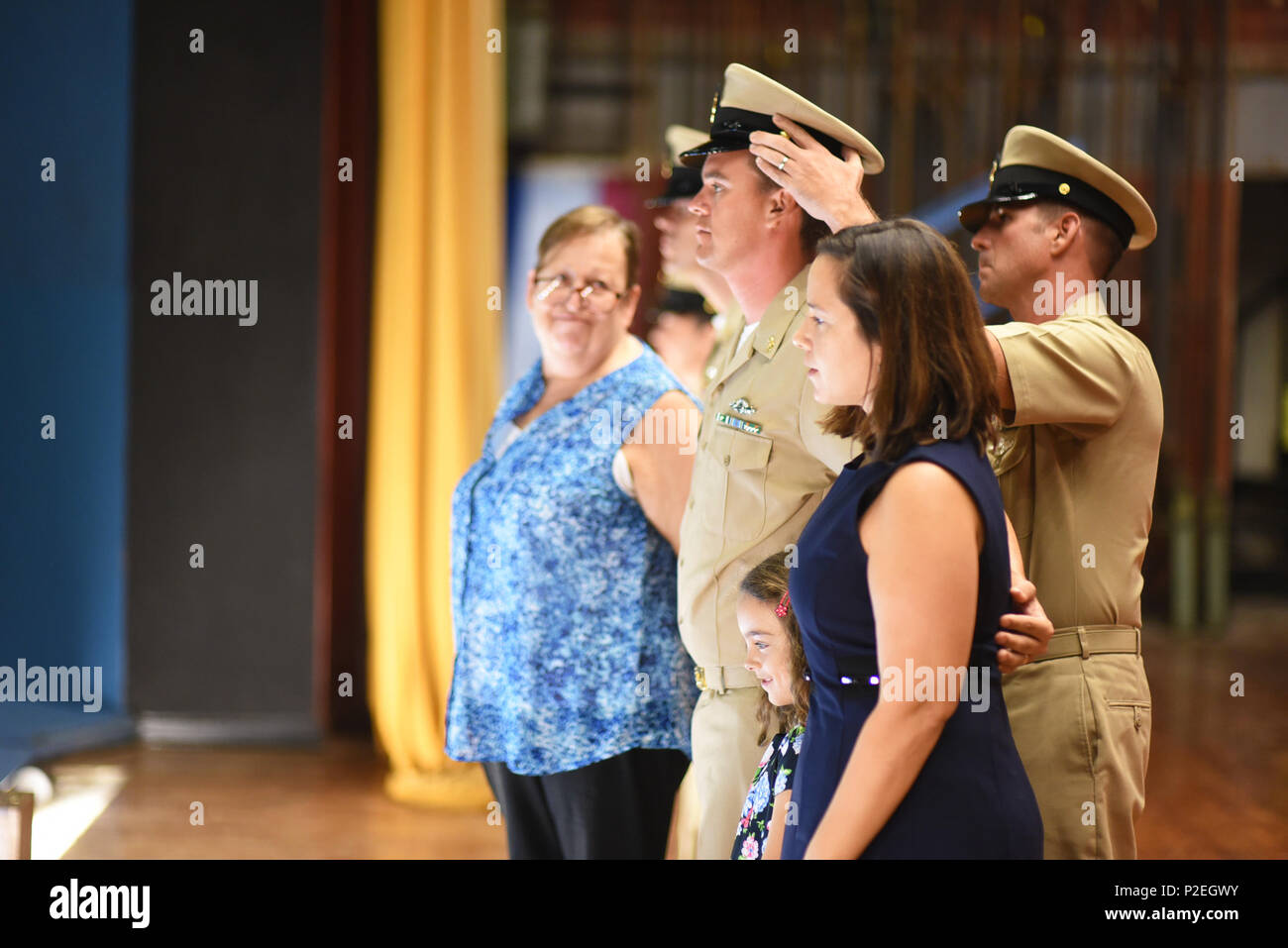 160916-N-KF478-964 Corpus Christi, Texas -- Chef Yeoman D.J. Humphries, originaire de Newman, Géorgie affectée à l'Escadre aérienne de la formation quatre, avec ses proches tout en recevant son chapeau de son parrain au cours de l'AF17 le premier maître de cérémonie l'épinglage (CPO) à la Naval Air Station Corpus Christi Auditorium ailes 16 septembre 2016. Cinq Corpus Christi-salon marins ont enfilé l'uniforme kaki et combinaison couvre pour la première fois dans une tradition propre à la Marine, qui remonte à 1893 lorsque l'équipe Confidentialité paygrade a été créé. La cérémonie signifie une nouvelle position de leadership et de responsabilité pour Banque D'Images
