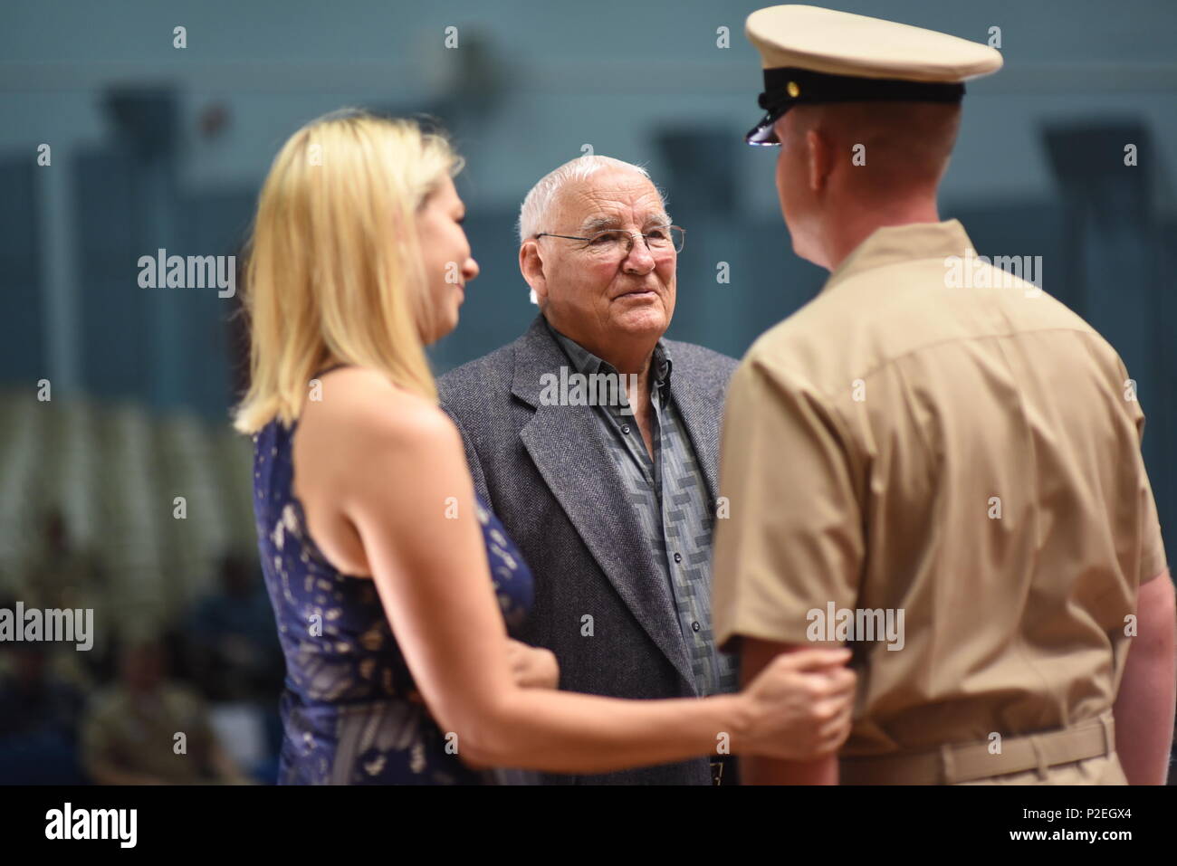 160916-N-KF478-980 Corpus Christi, Texas (sept. 16, 2016) Chef Gunner's Mate (Surface Warfare) Jonathon W. Stewart, originaire de Kansas City, Missouri affecté à une clinique de santé navale Corpus, avec ses proches au cours de l'AF17 le premier maître de cérémonie l'épinglage (CPO) à la Naval Air Station Corpus Christi Auditorium ailes 16 septembre 2016. Cinq Corpus Christi-salon marins ont enfilé l'uniforme kaki et combinaison couvre pour la première fois dans une tradition propre à la Marine, qui remonte à 1893 lorsque l'équipe Confidentialité paygrade a été créé. La cérémonie signifie une nouvelle position de leadership et de responsa Banque D'Images