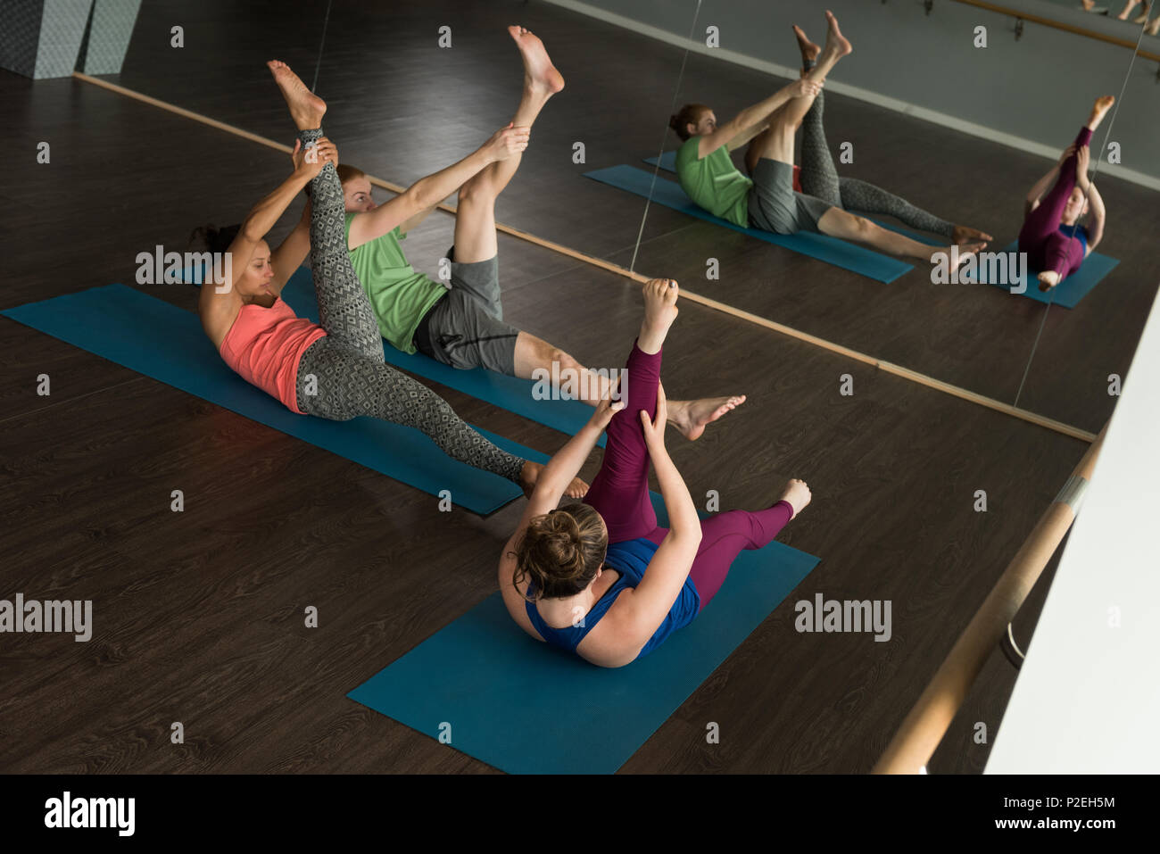 Groupe d'adapter la pratique du yoga Banque D'Images