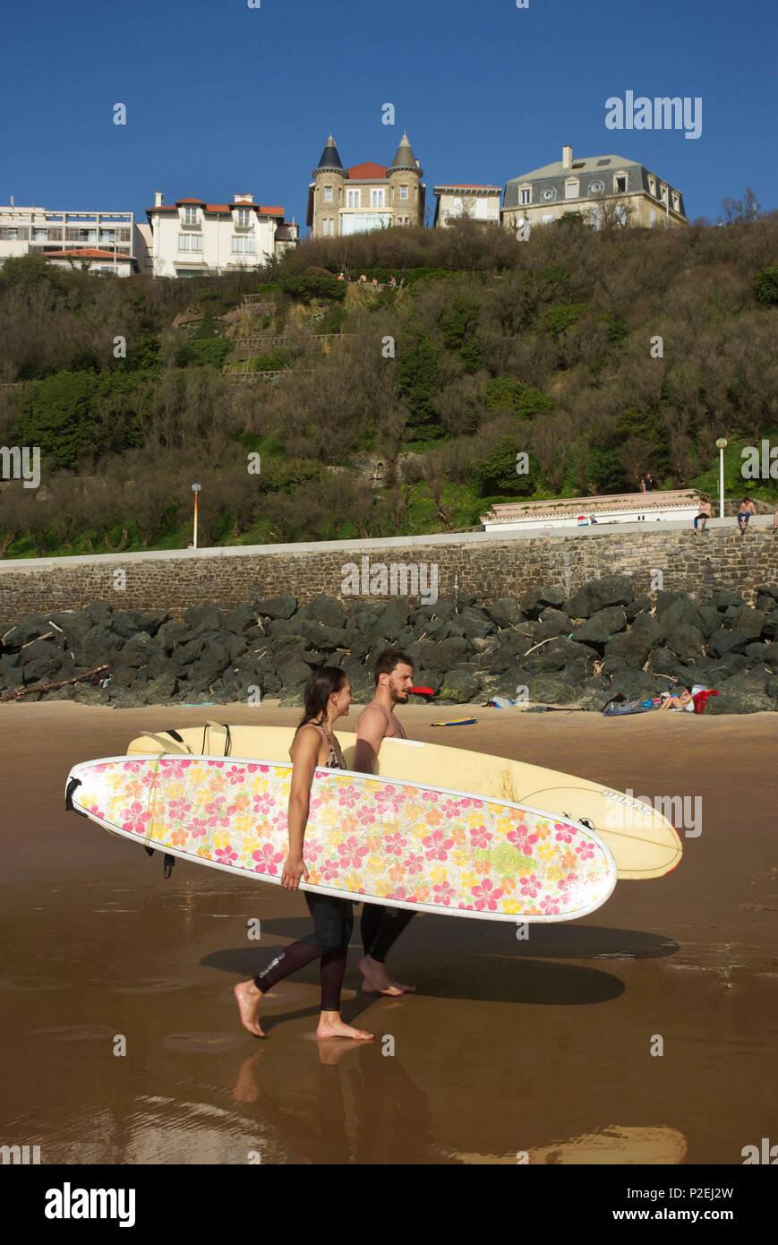 France, Pyrénées Atlantiques, Pays Basque, Biarritz, couple de surfers sur la plage de la plage de la Côte des Basques Banque D'Images