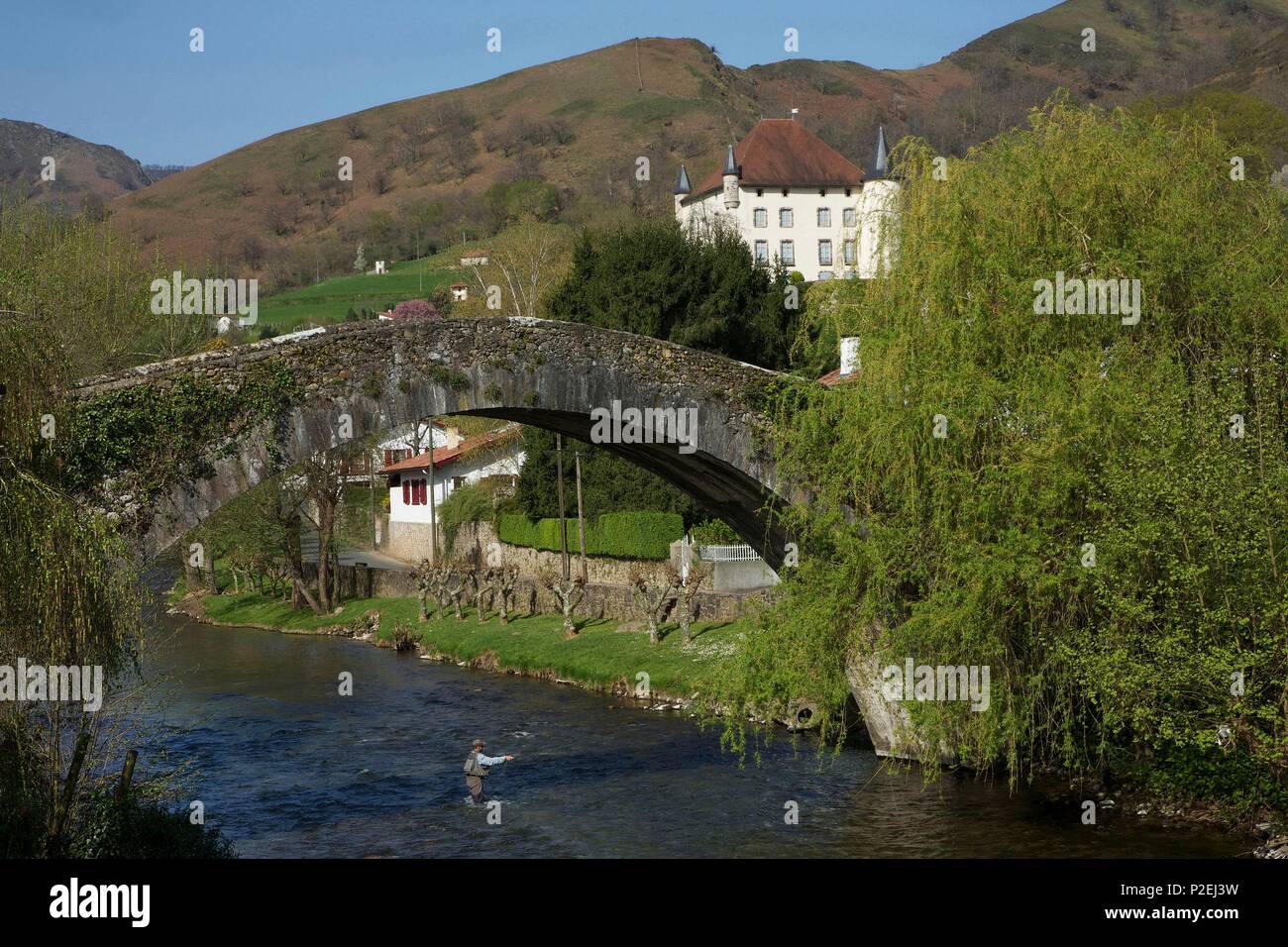 France, Pyrénées Atlantiques, Pays Basque, Saint Etienne de Baigorry, pêcheur de truite sous un pont de pierre sur la rivière Nive Banque D'Images