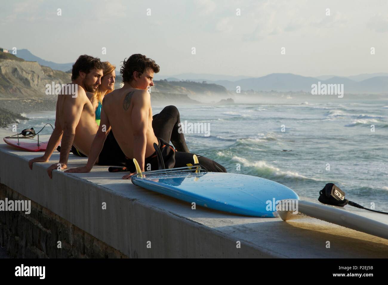 France, Pyrénées Atlantiques, Pays Basque, Biarritz, les surfers en face de la plage de la Côte des Basques Banque D'Images