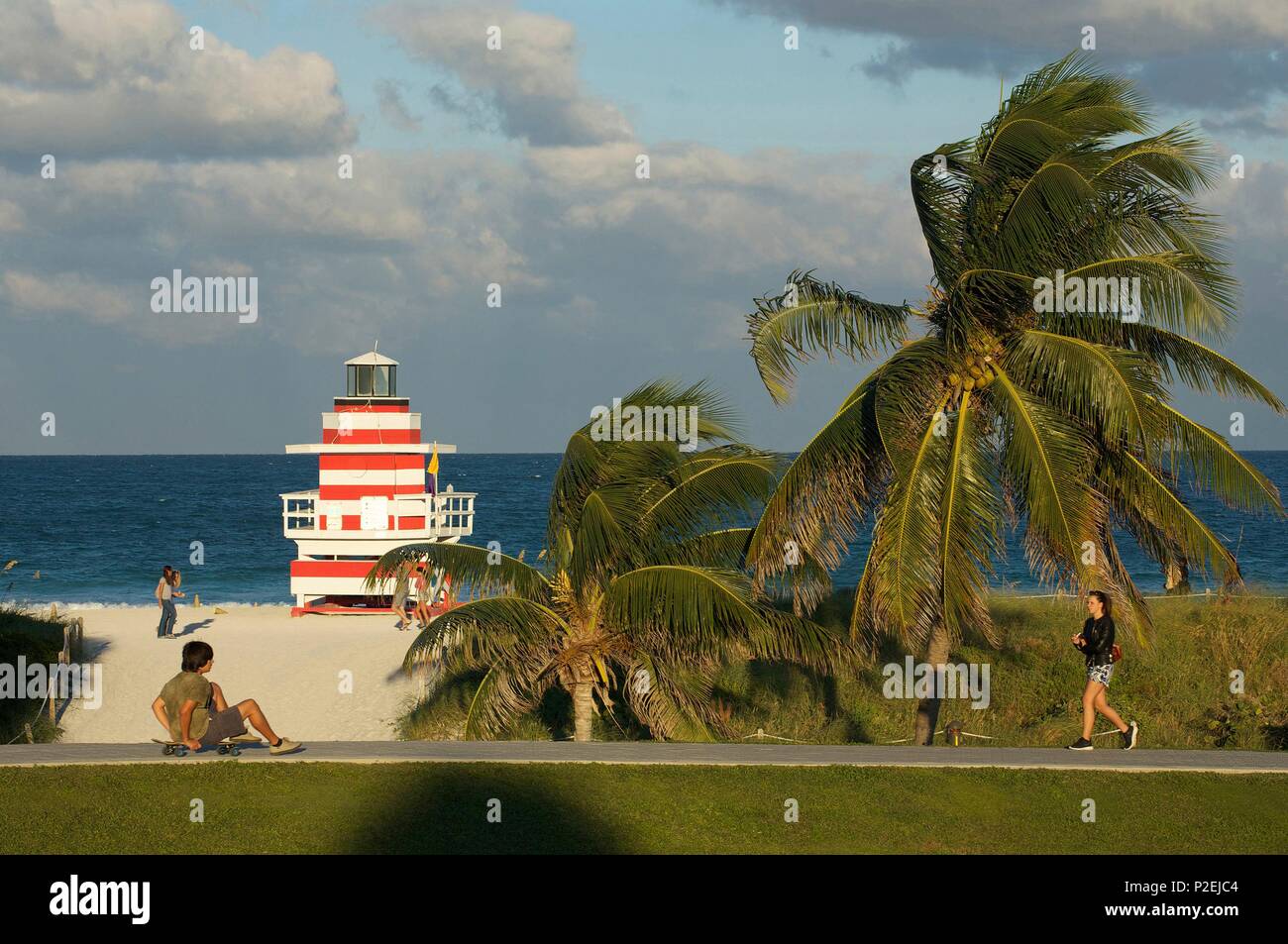 États-unis, Floride, Miami, jeune skateur professionnel sur le Sud Point Park, en face d'un poste de premiers secours, sur la plage, dans le quartier de South Beach, à Miami Beach Banque D'Images