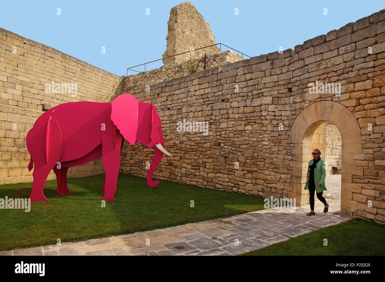 La France, Vaucluse, Luberon, Lacoste, l'éléphant rose métal produit par l'artiste Pierre Rault dans la cour du château de Sade Banque D'Images