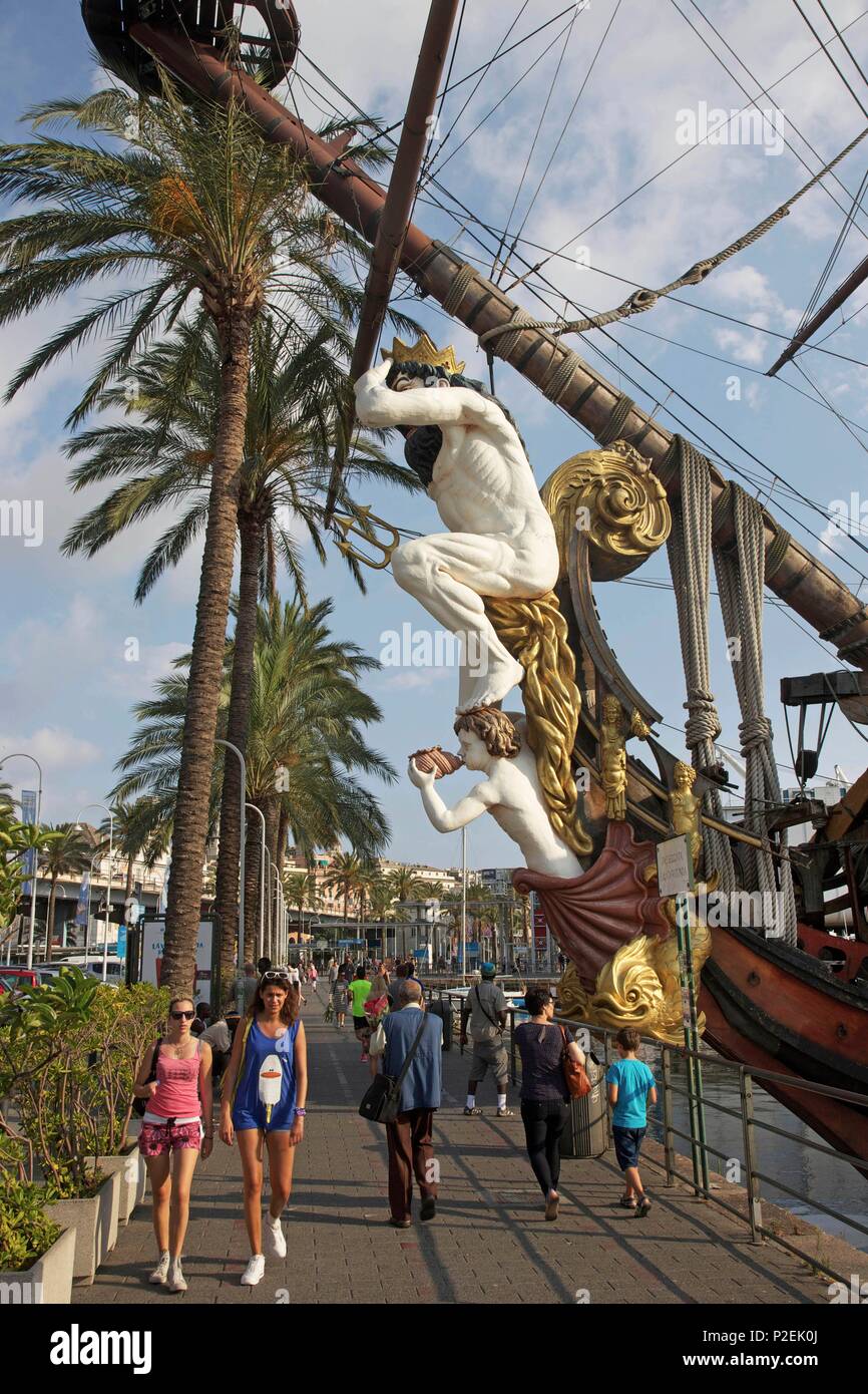 L'Italie, Ligurie, gènes, vieux port, les marcheurs en face d'une caravelle a reconstitué sur la promenade de l'ancien port Banque D'Images