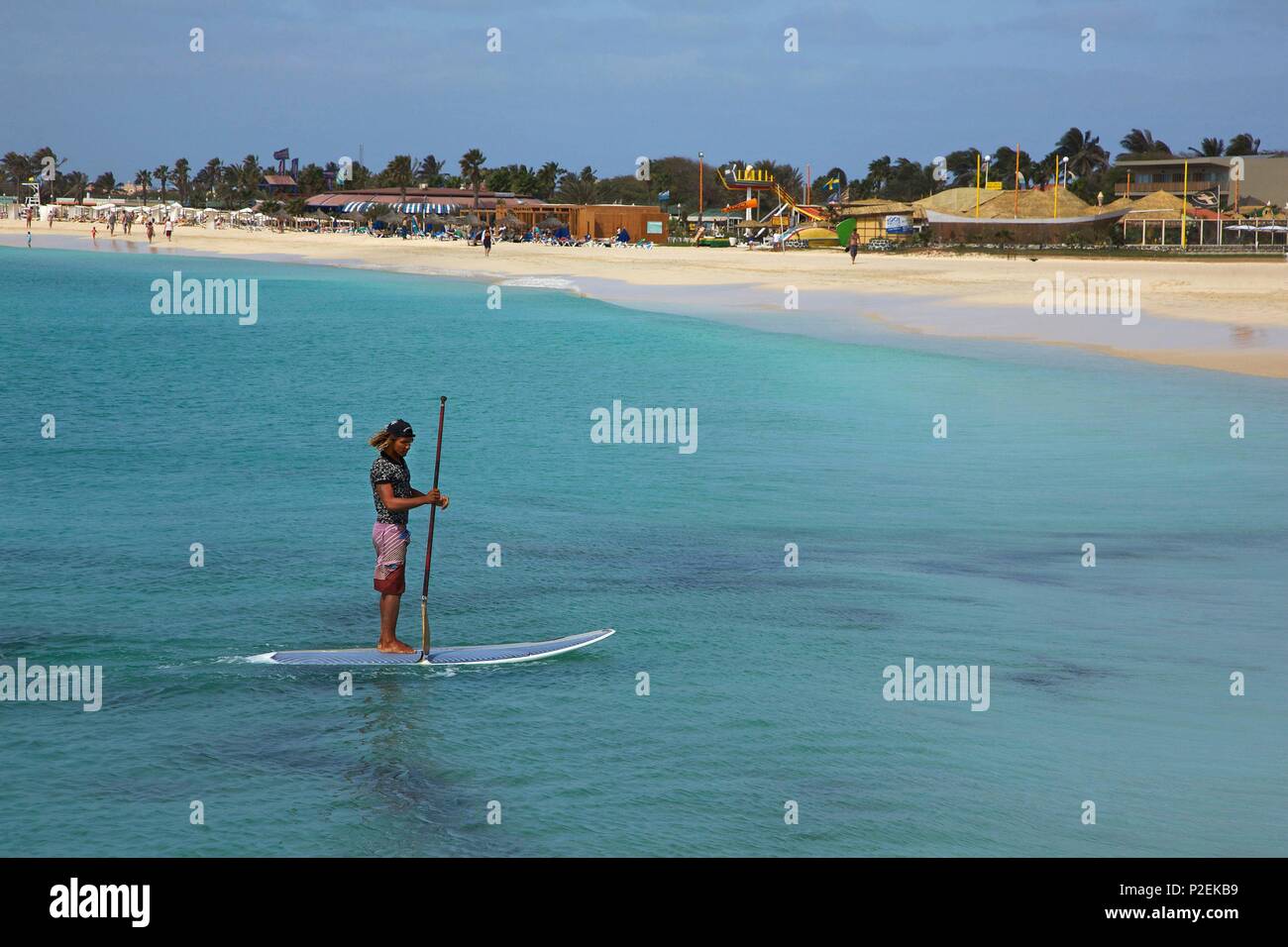 Cap-Vert, Sal, Santa Maria, jeune homme makin pagaie en avant de la plage de Santa Maria Banque D'Images
