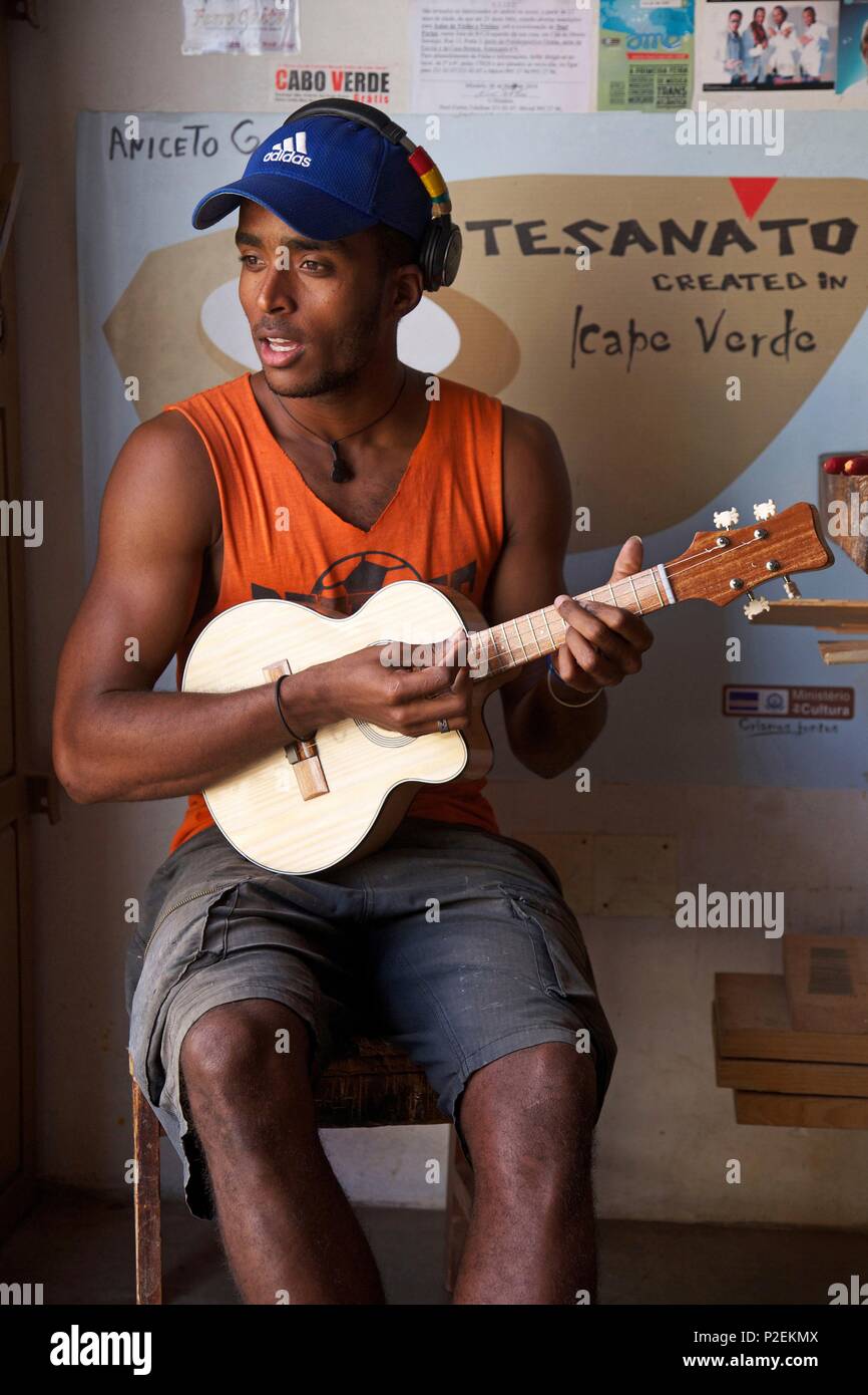 Cap Vert, Sao Vicente, jeune joueur de cavaquinho, petite guitare du Cap- Vert Photo Stock - Alamy